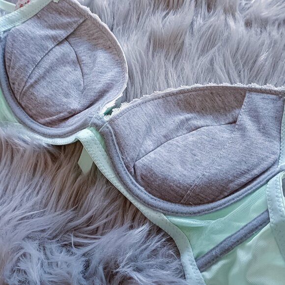 Pastel green satiny push-up bra with bow and lace accents - Picture 4 of 4